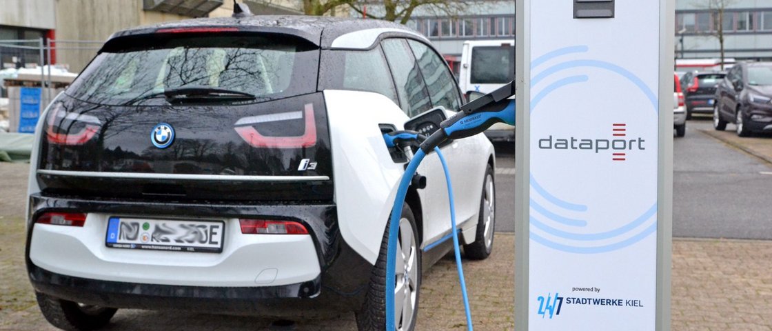 Ein Elektroauto wird an einer Ladestation in Altenholz aufgeladen