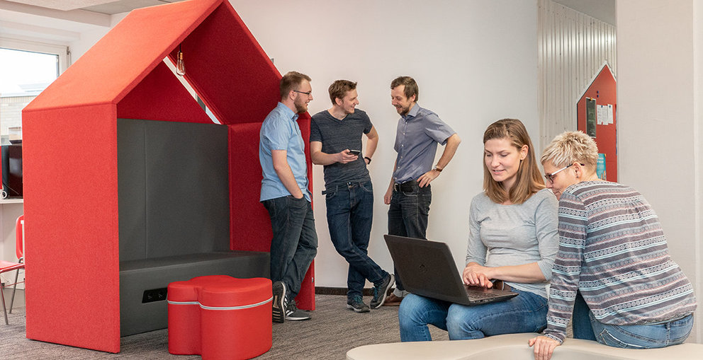 Halle Bild von Mitarbeitern im Gemeinschaftsraum