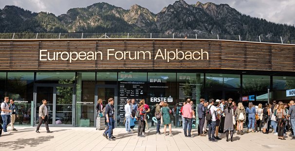 Eingang zum Forum mit Bergkulisse im Hintergrund