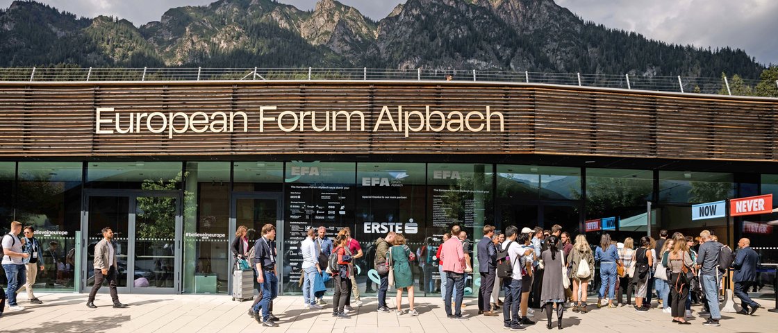 Eingang zum Forum mit Bergkulisse im Hintergrund