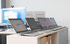 Bild von mehreren Laptops in einer Reihe auf einem Schreibtisch