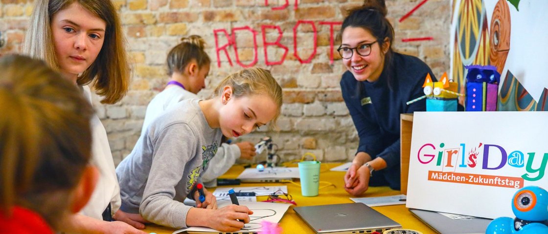 Mädchen erstellen Entwürfe für Roboter
