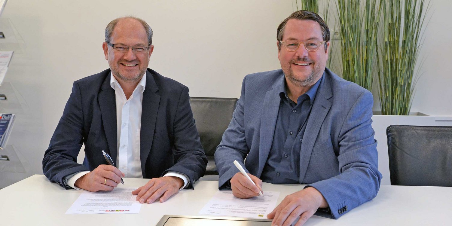 Altenholzer Bürgermeister Mike Buchau und Ingmar Soll, Leiter dataport.kommunal unterzeichnen Absichtserklärung