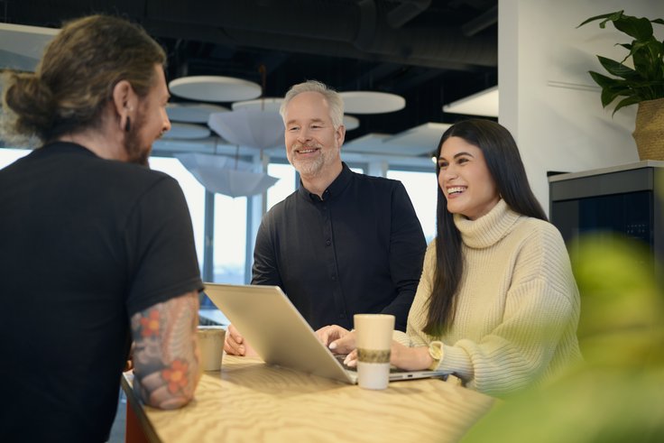 Dataport Mitarbeitende, die gemeinsam mitmachen und gestalten