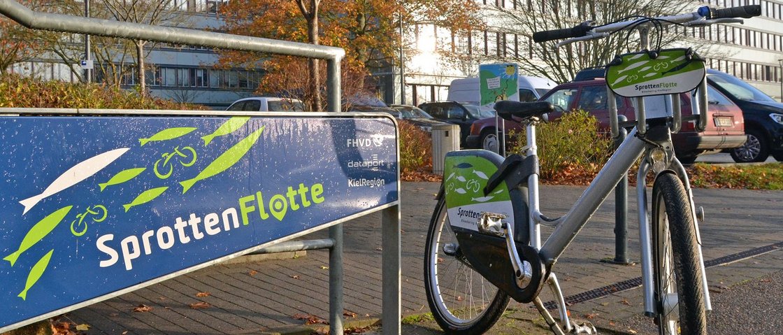 Ein Fahrrad der SprottenFlotte vor dem Standort von Dataport in Altenholz
