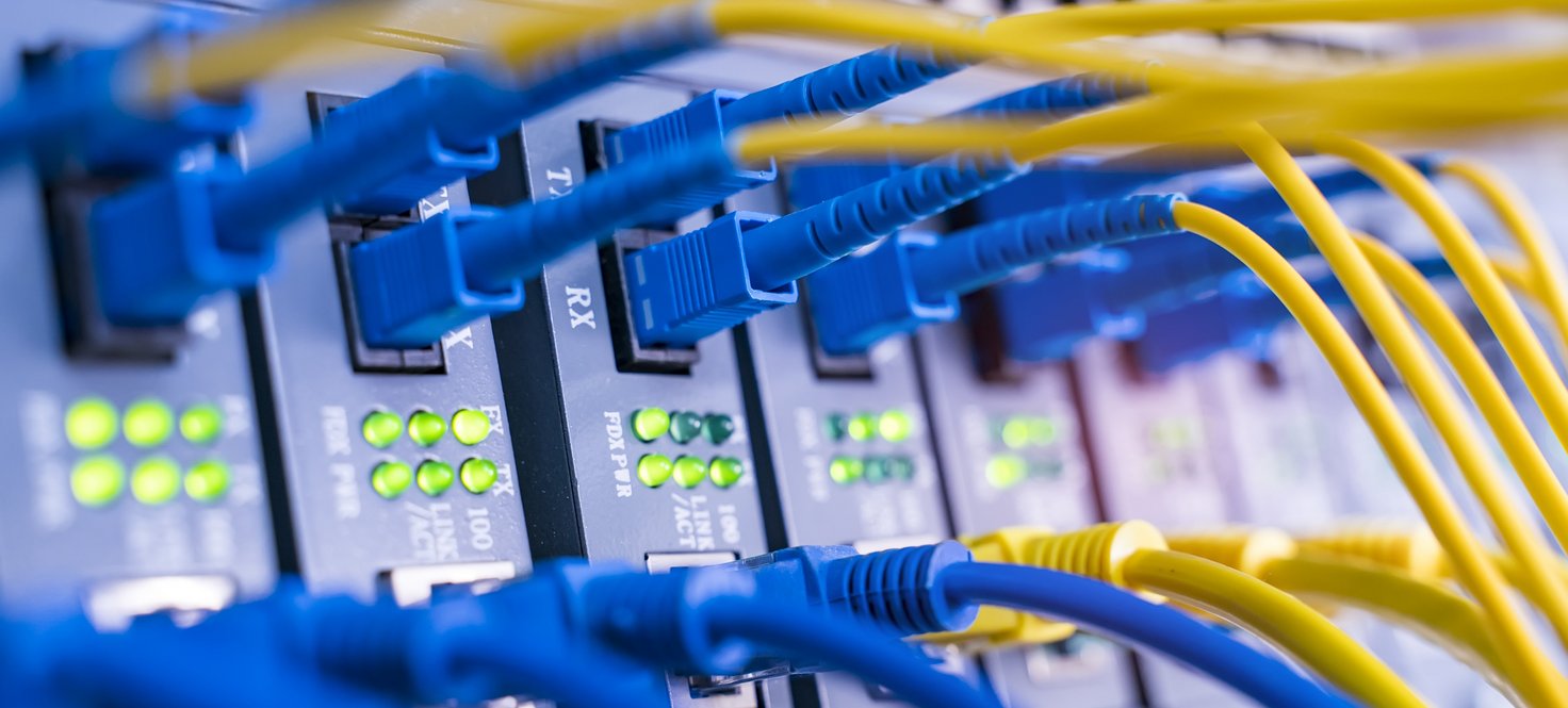 Netzwerkswitch mit Kabeln