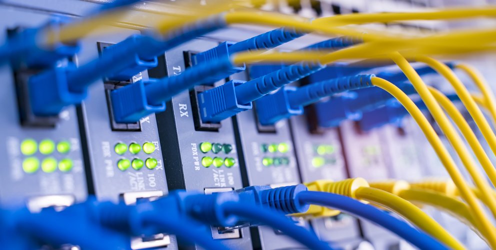 Netzwerkswitch mit Kabeln