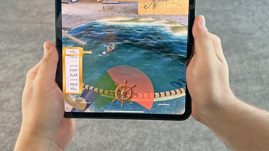 Ein Mann mit Tablet nutzt die AR-Funktion der neuen App