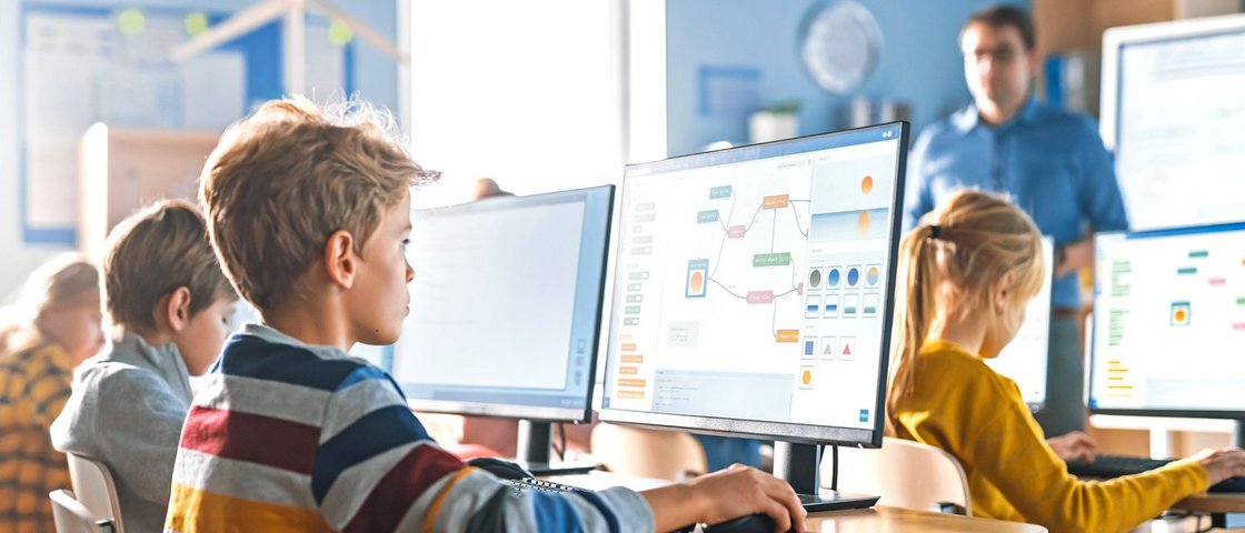 Kinder in der Schule arbeiten am Computer
