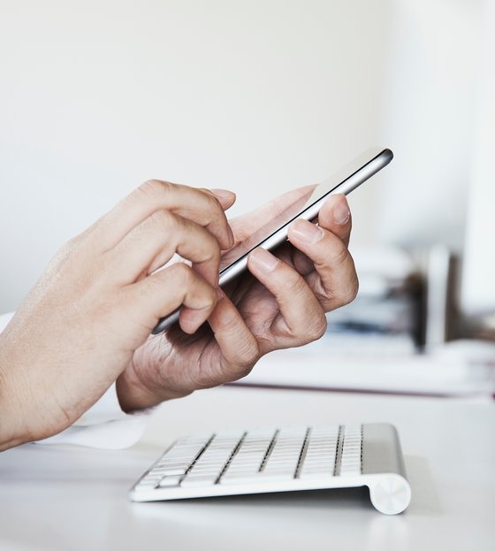 dSmartdesk dSmartDesk: Zwei Handy, die eine tippt auf einem Smartphone