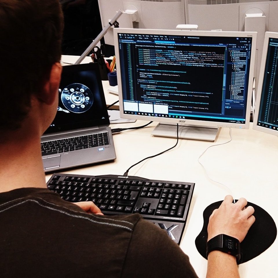 Junge beim Programmieren am PC