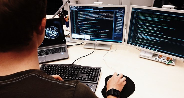 Junge beim Programmieren am PC