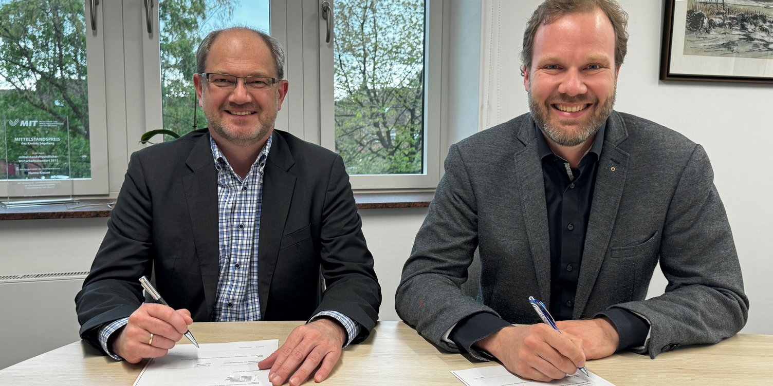 Bürgermeister Stefan Bohlen (r.) und Dr. Ingmar Soll bei der Unterzeichnung der Beitrittserklärung im Rathaus der Stadt Kaltenkirchen.
