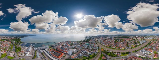 Stadtpanorama mit Wolken am Himmel