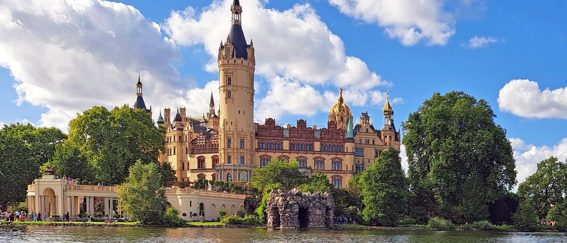 Blick auf das Schweriner Schloss vom See aus gesehen