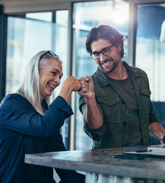 dPersonalmanagement Mann und Frau am Laptop schlagen ein