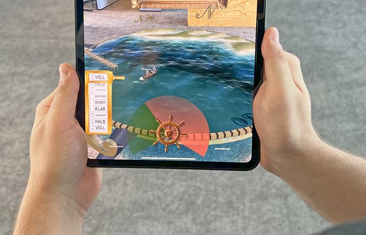 Kultur für alle: Museum Heiligenhafen erweitert digitales Angebot Ein Mann mit Tablet nutzt die AR-Funktion der neuen App