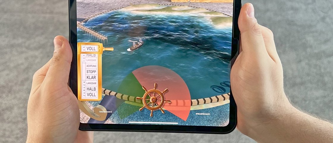 Ein Mann mit Tablet nutzt die AR-Funktion der neuen App