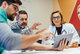 Menschen diskutieren an einem Tablet Gesundheitsthemen