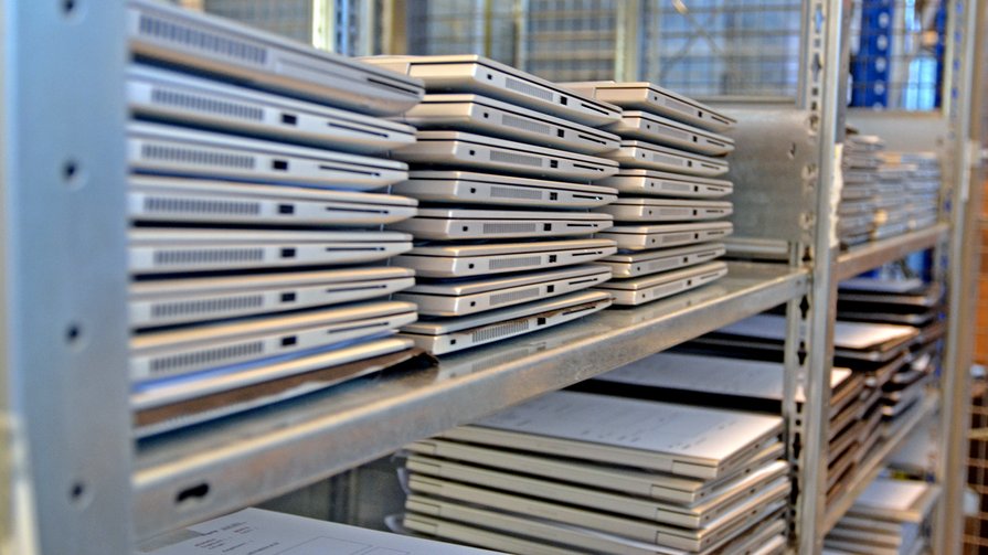 In einem Regal gestapelte Notebooks zur erneuten Nutzung.