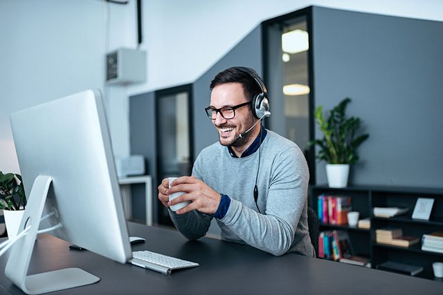 Videokonferenz mit dOnlineZusammenarbeit Geschäftsmann in einer Videokonferenz