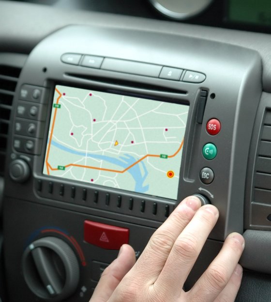 Geodaten Im Auto: Hand bedient ein Navigationssystem (Geodaten)
