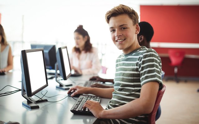 Jugendliche an Rechnern in einer Schule