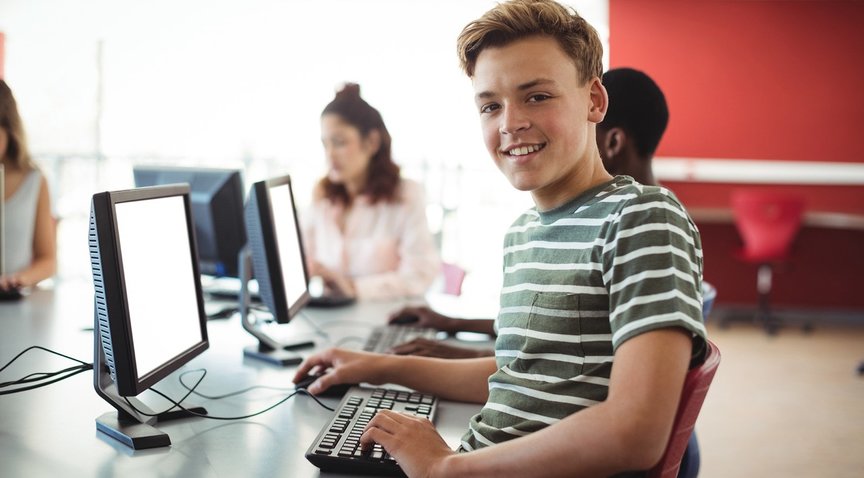 Jugendliche an Rechnern in einer Schule