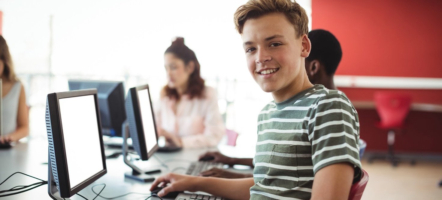 Jugendliche an Rechnern in einer Schule