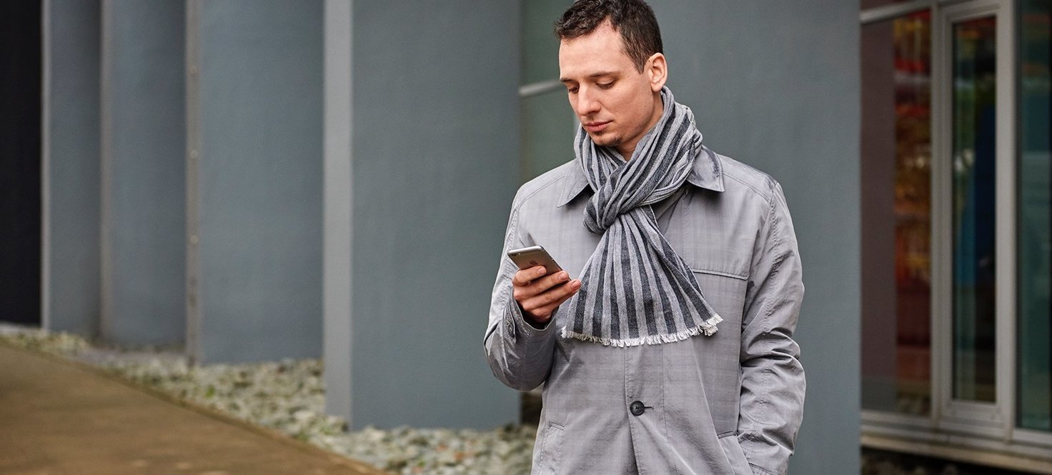 dSmartDesk: Mann mit Handy in der Hand