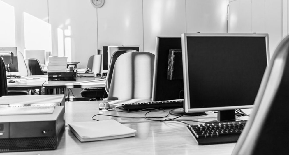 Mehrere Computerarbeitsplätze in einem Raum