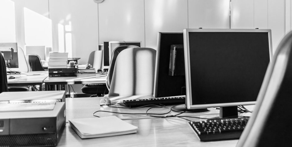 Mehrere Computerarbeitsplätze in einem Raum