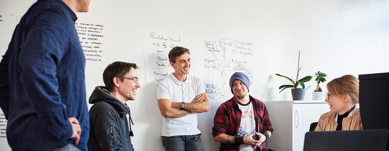 Menschen, die glücklich zusammen arbeiten
