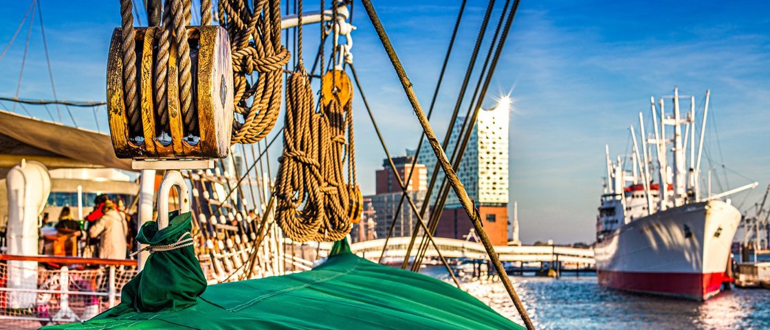 Blick auf den Hamburger Hafen und die Elbphilharmonie im Hintergrund