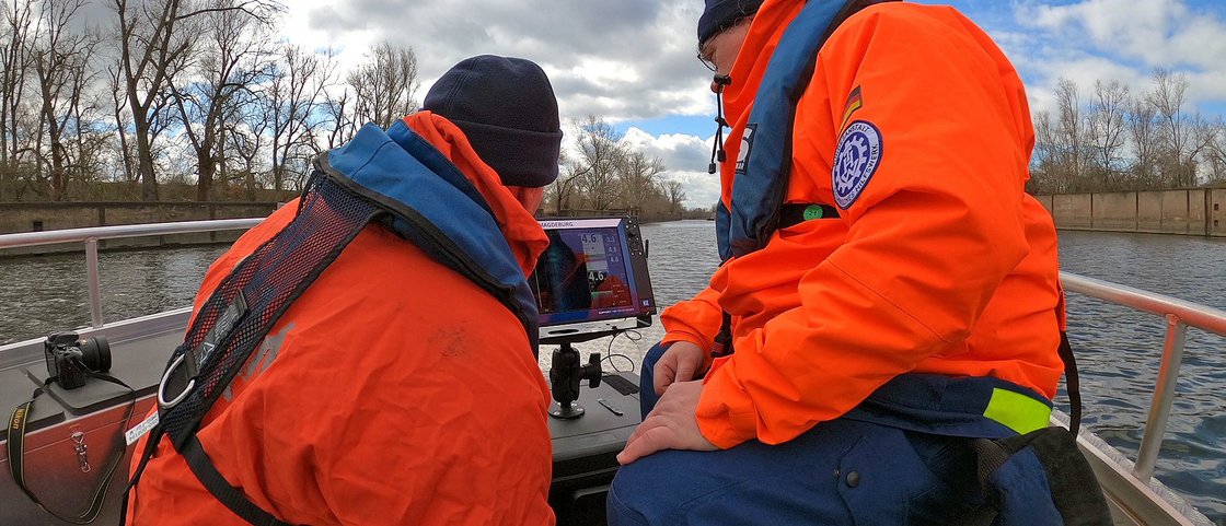 Zwei Rettungskräfte der THW-Ortsgruppe Magdeburg beim Einsatz mit Sonargerät auf dem Wasser