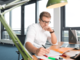 Student lernt am Schreibtisch