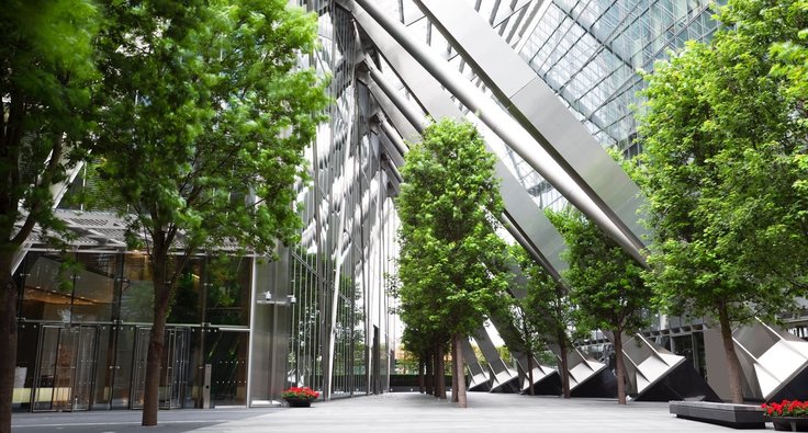 Bäume und Grünpflanzen in einem modernen Gebäude aus Glas und Stahl