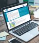 Mensch am aufgeschlagenem Laptop mit BOB-SH-Webseite