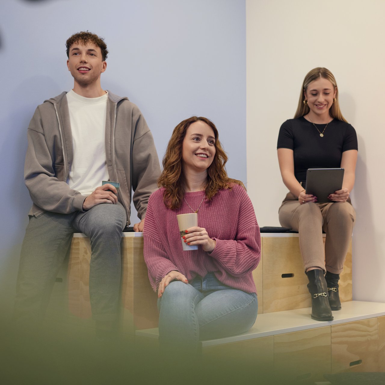 Studierende verbringen gemeinsam ihre Pause - dein duales Studium bei Dataport.