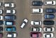 dParkingPartner: Ein helles Fahrzeug versucht auf einem vollen Parkplatz einzuparken