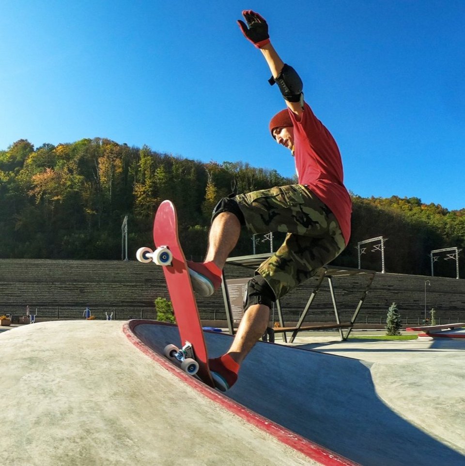 Skateboarder in der Halfpipe