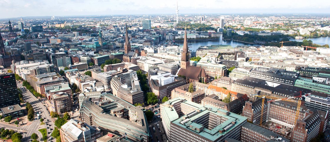 Luftbild mit Blick auf die Hamburger Innenstadt