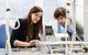 Studenten arbeiten an technischen Geräten