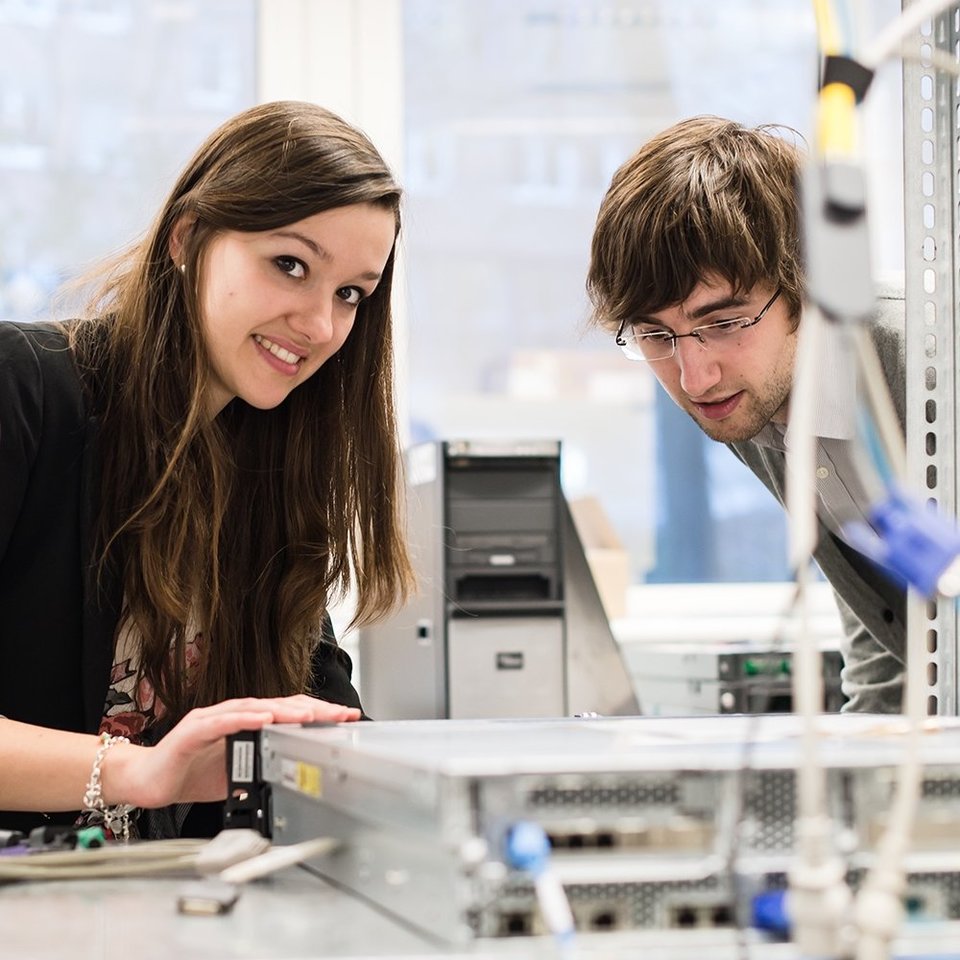 Studenten arbeiten an technischen Geräten