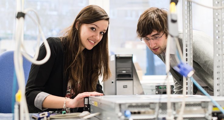 Studenten arbeiten an technischen Geräten