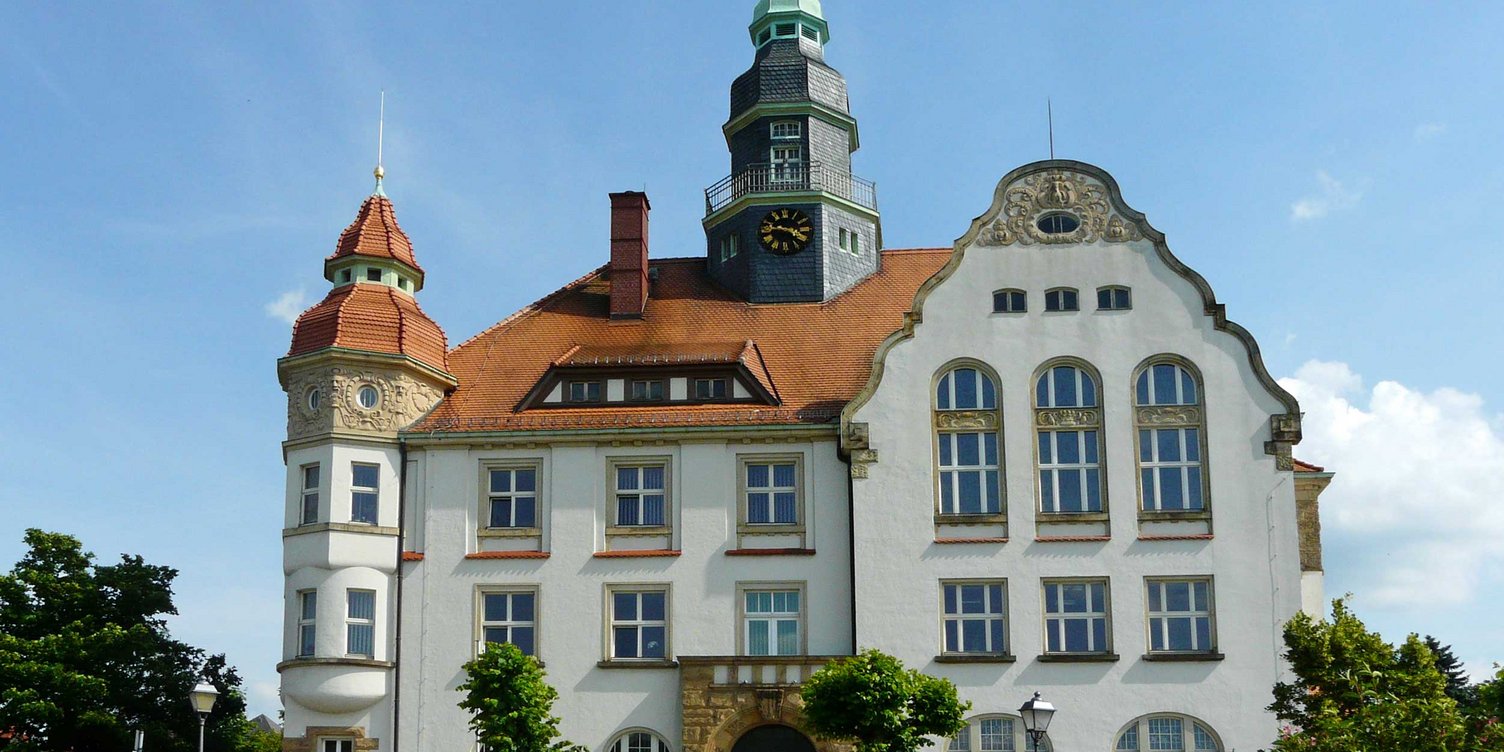 Das Rathaus von Großröhrsdorf bei gutem Wetter.