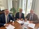 Dr. Heiko Geue, Hubert Ludwig und Dr. Johann Bizer bei der Unterzeichnung der Vereinbarung.