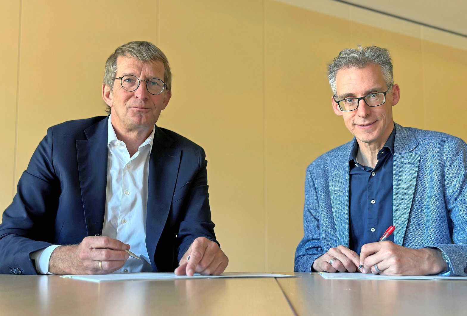 Torsten Koß, Vorstand Digitalisierung von Dataport (l.) und Martin Hagen, Staatsrat für Haushalt, Personal und IT beim Senator für Finanzen der Freien Hansestadt Bremen