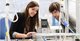 Studenten arbeiten an technischen Geräten