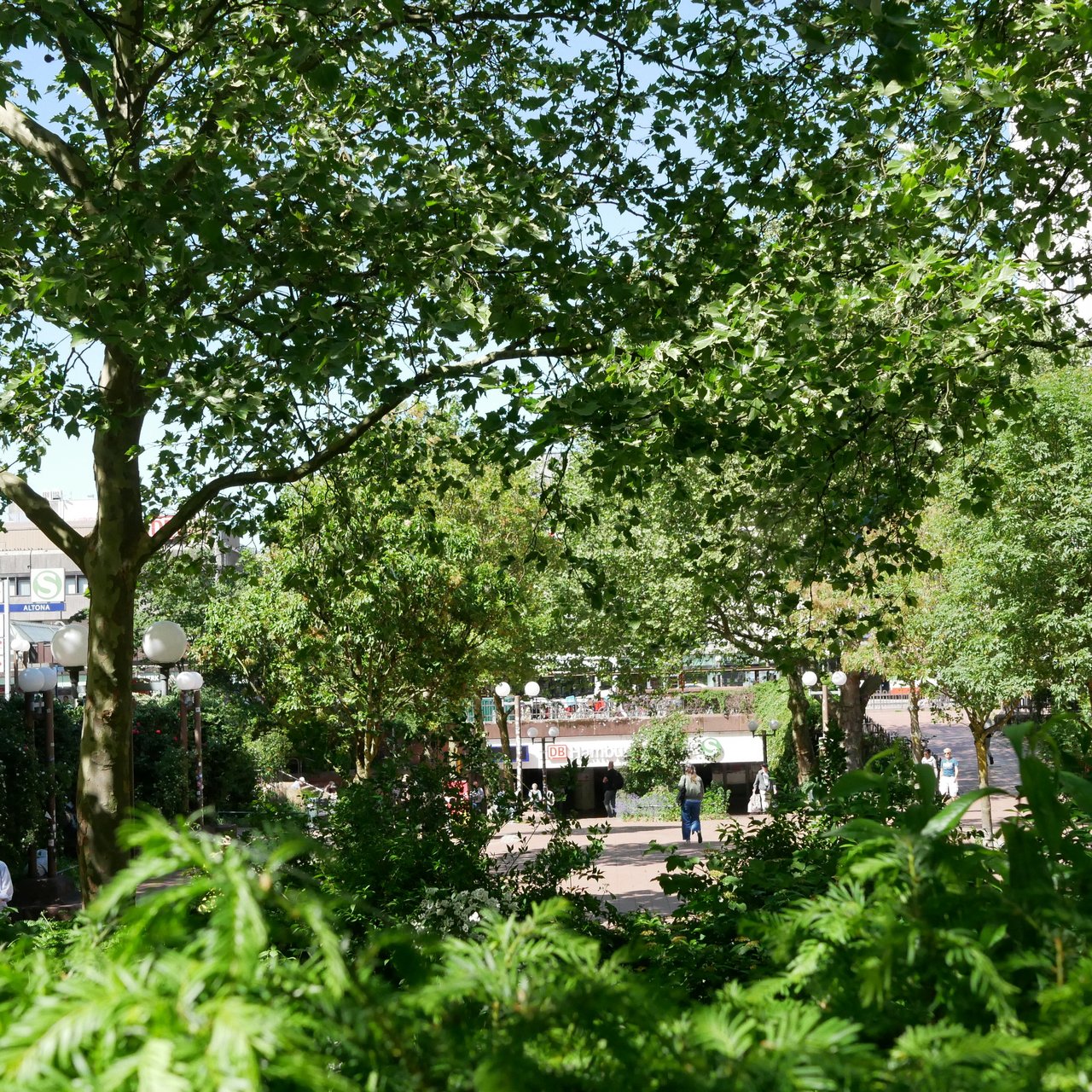 Blick durch den Park auf den Bahnhof Hamburg-Altona.